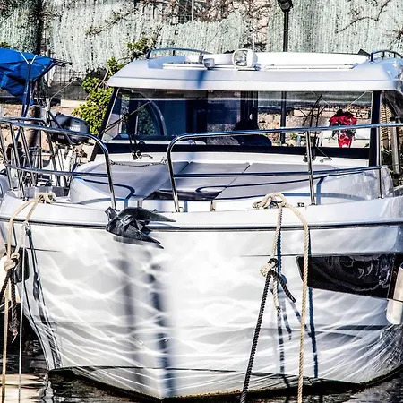 The Happy Bed&boat Botel *