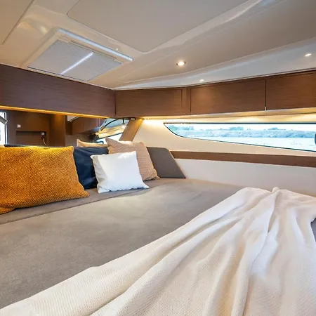The Happy Bed&boat Botel *